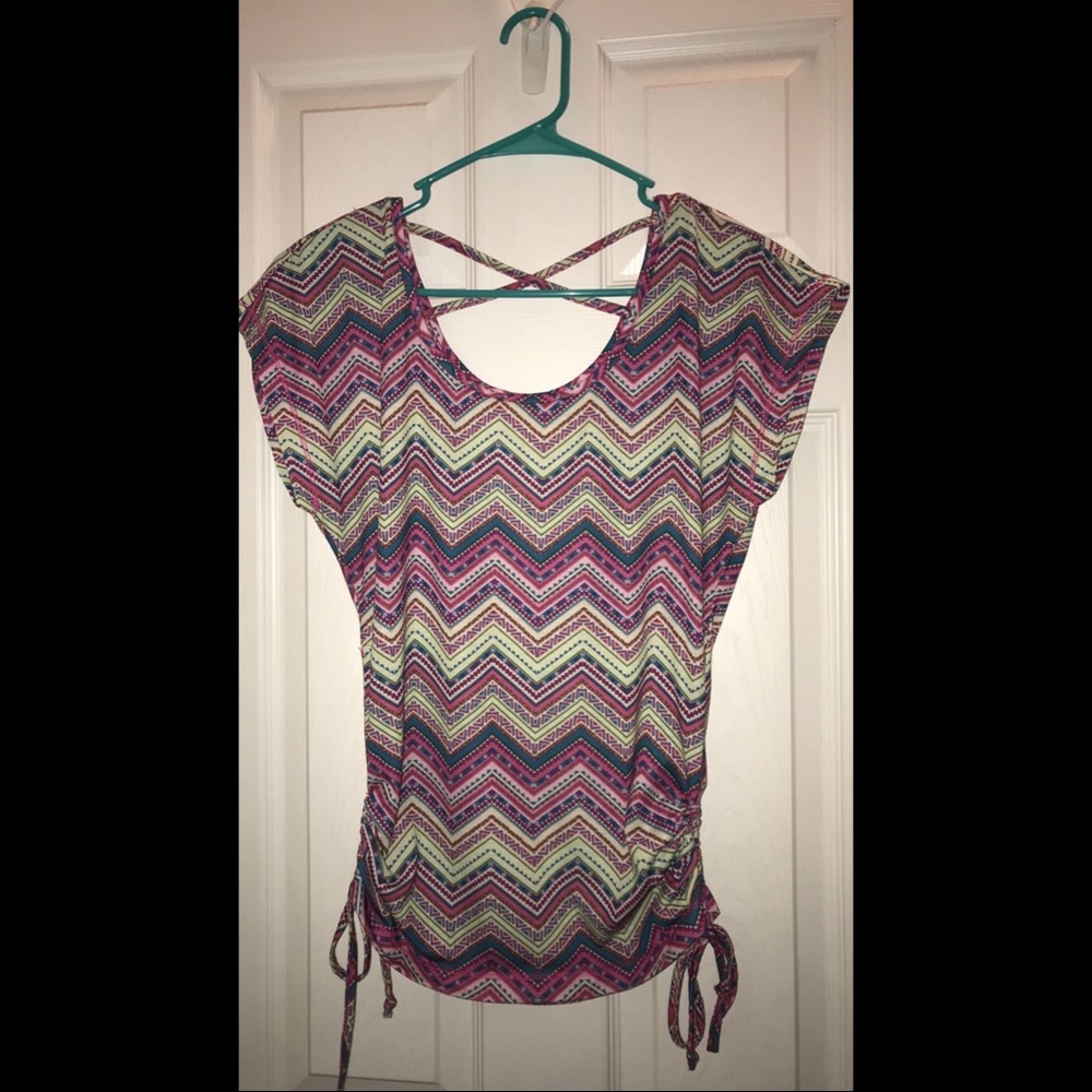 ☀️CHEVRON OPEN BACK SHIRT!